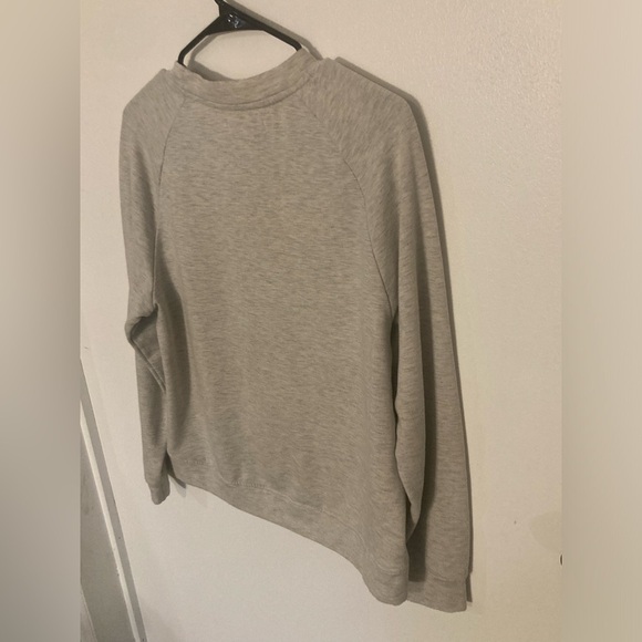 Rae Dunn. Cool Aunt high low sweatshirt in excellent condition in size small - Picture 4 of 4